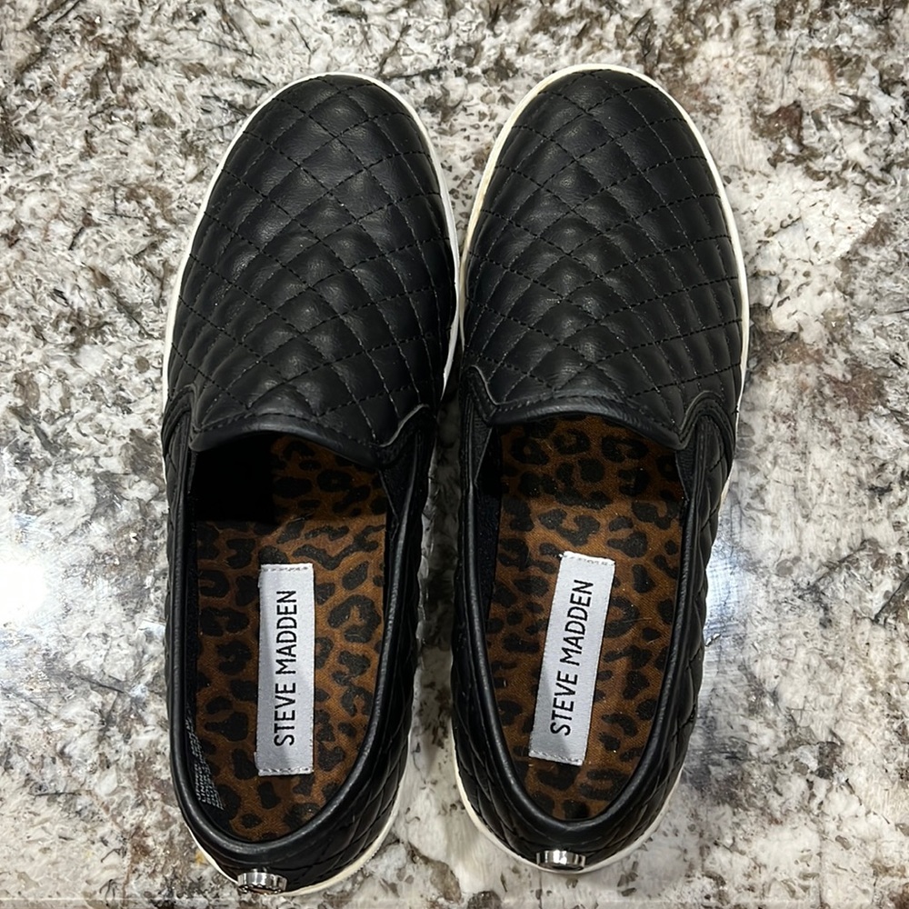 Perfect condition, like new. Steve Madden quilted slides